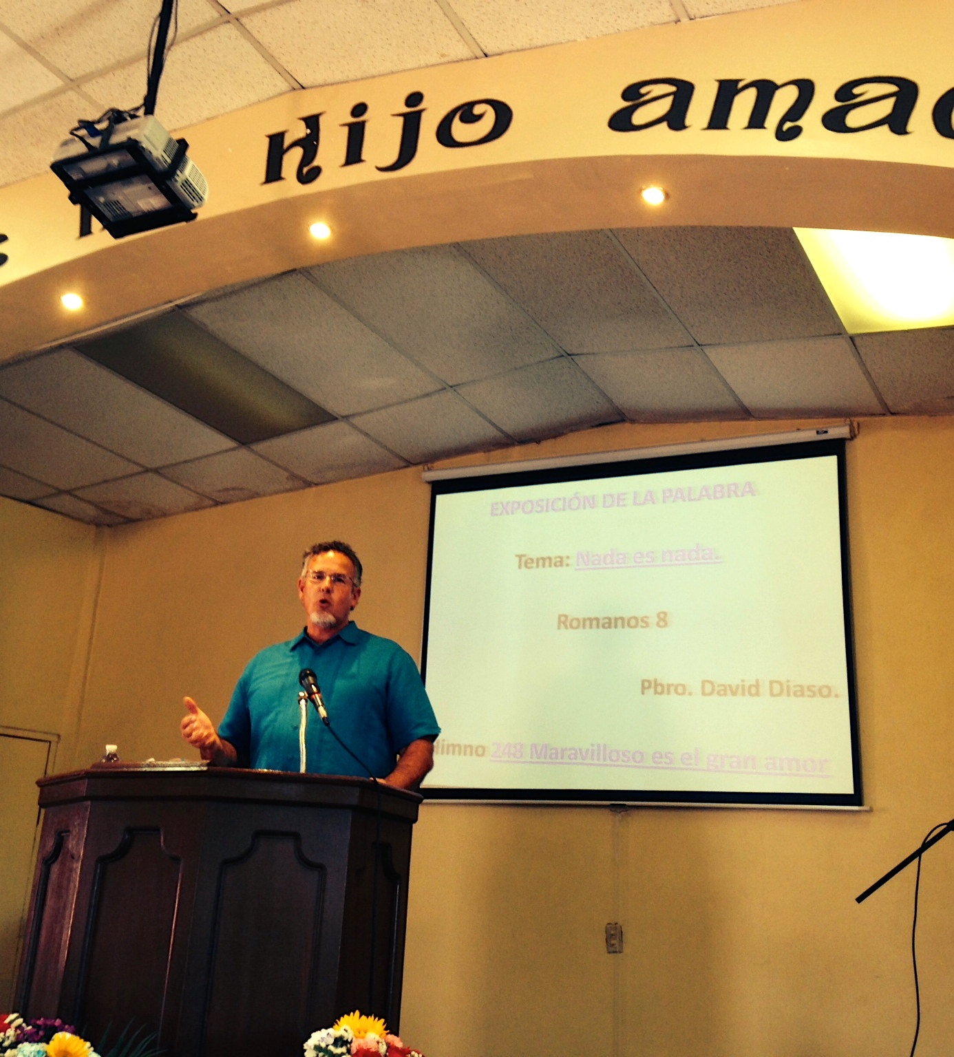 Dave preaching at Iglesia Nueva Jerusalén (New Jerusalem Church) in Ensenada