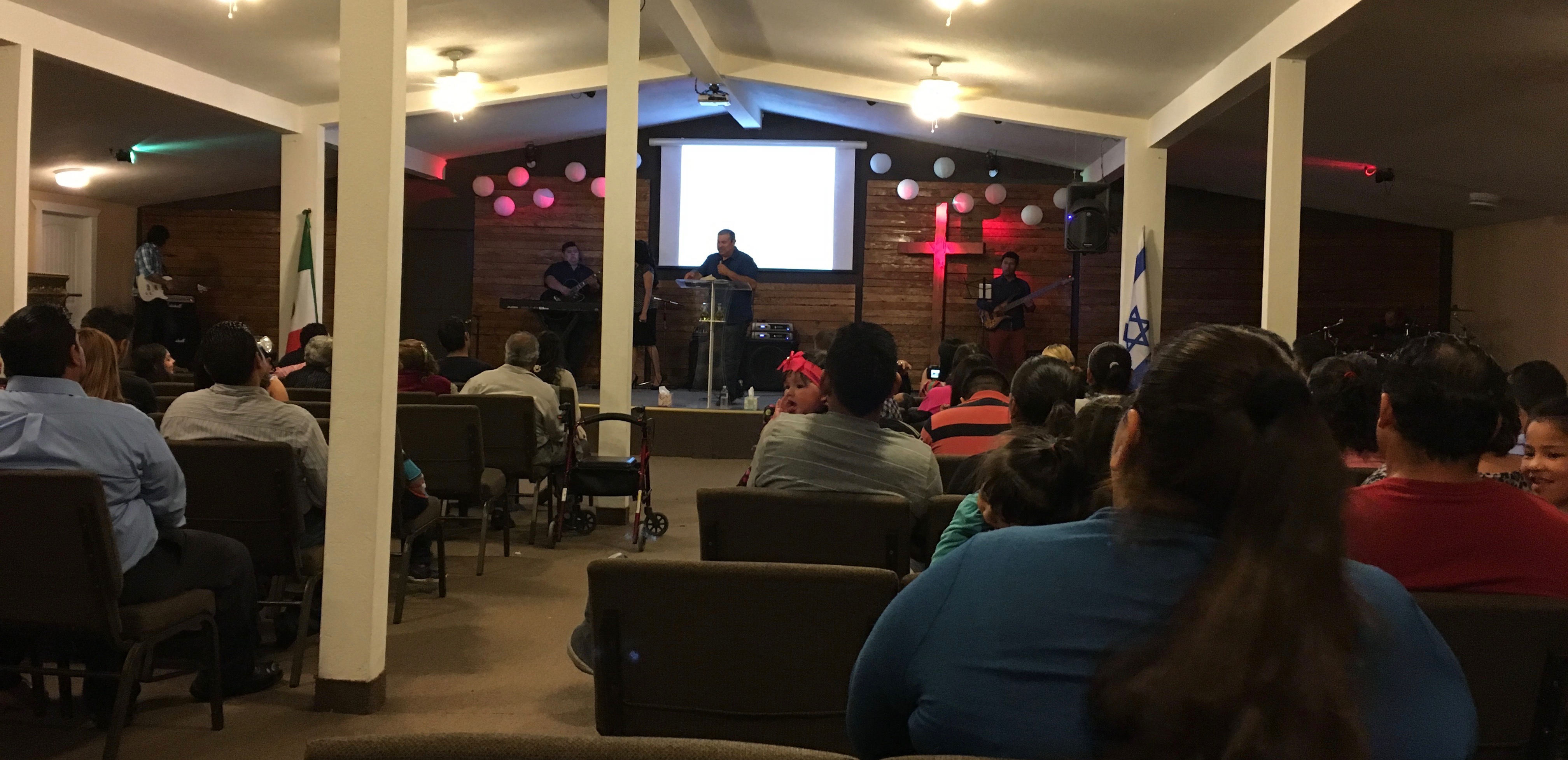 Pastor Daniel Nuñez leading the missions service for Ministerios Transformación